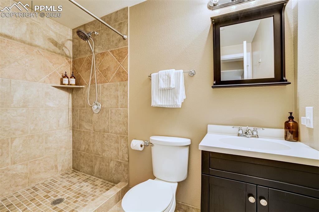 Image 31 of 47: Bathroom