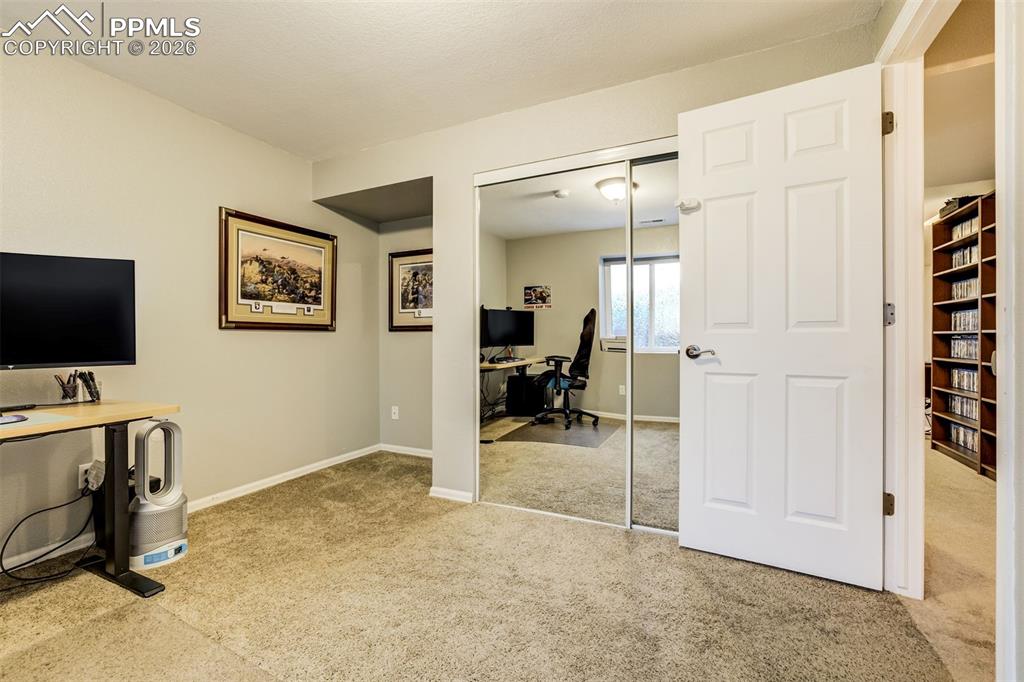 Image 33 of 47: Office