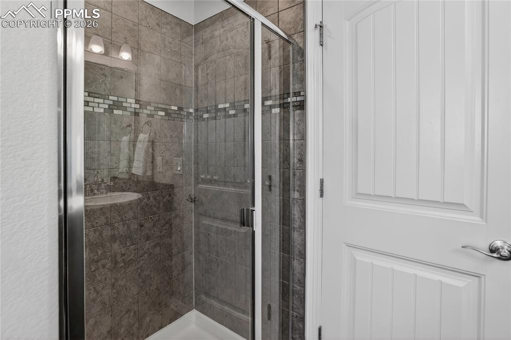 Image 13 of 21: 5-piece primary bath