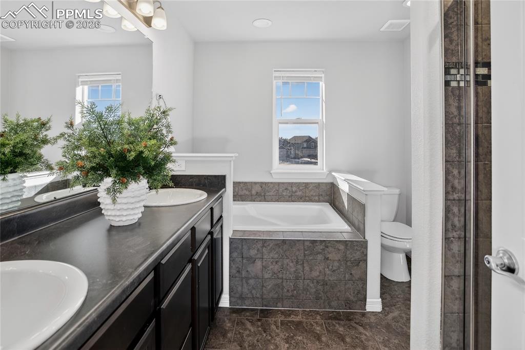 Image 3 of 21: Primary bath w/ soaking tub