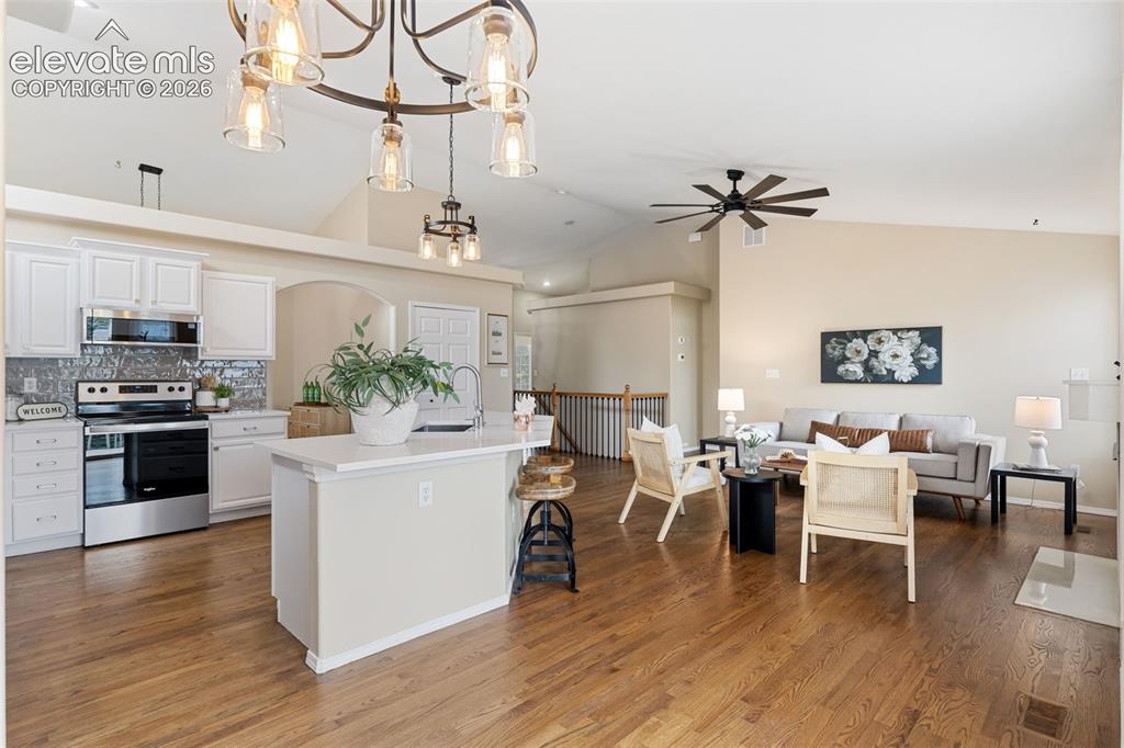 Image 10 of 30: Kitchen