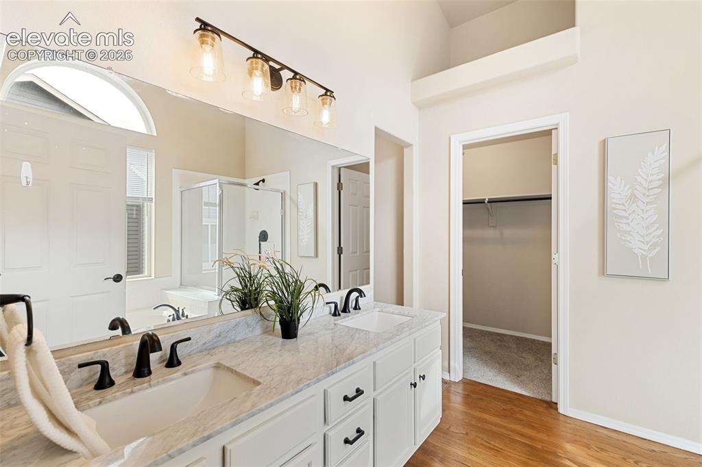 Image 15 of 30: Bathroom