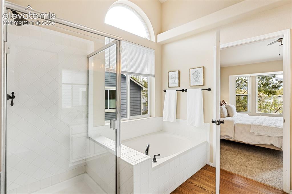Image 16 of 30: Bathroom