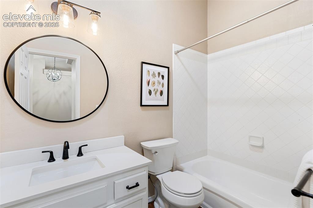 Image 18 of 30: Bathroom