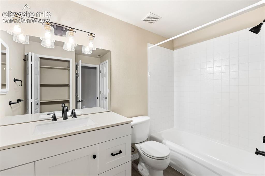 Image 20 of 30: Bathroom