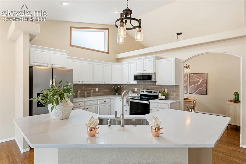 Image 7 of 30: Kitchen