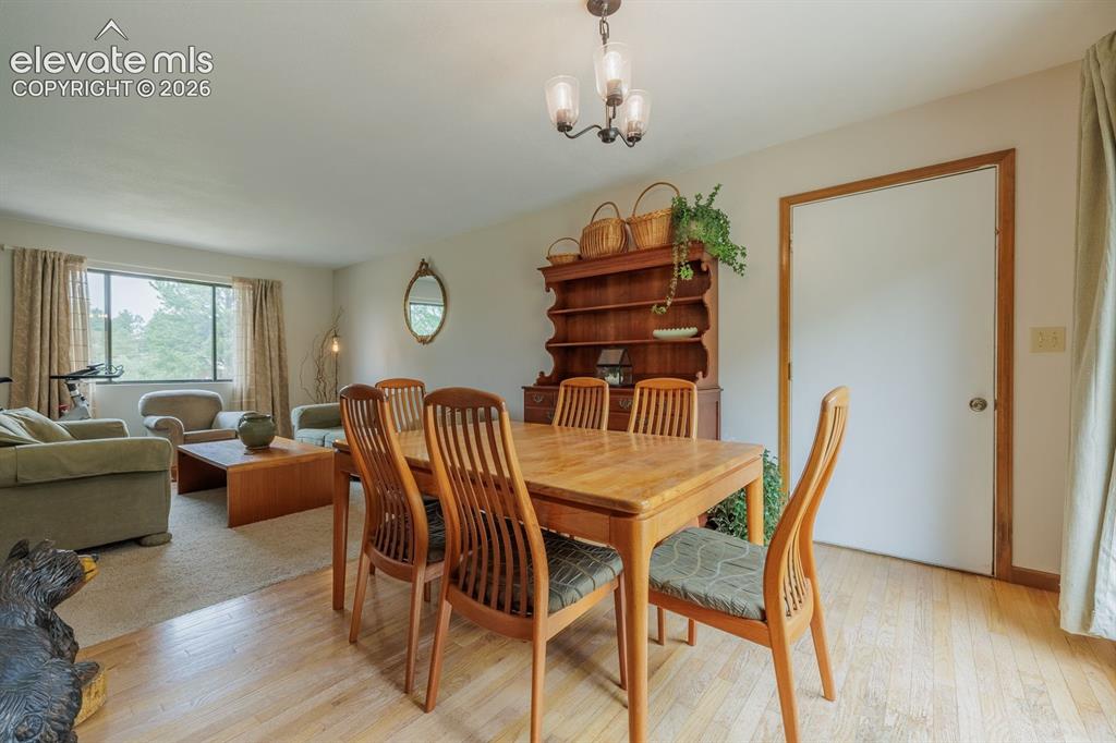 Image 11 of 32: Dining Area