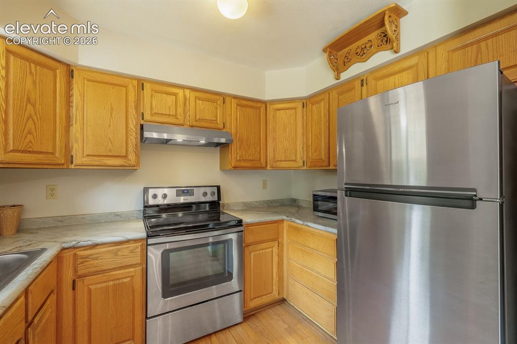 Image 12 of 32: Kitchen