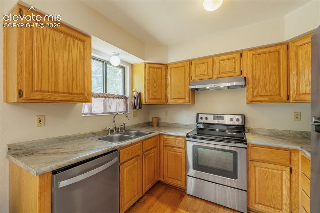 Image 13 of 32: Kitchen
