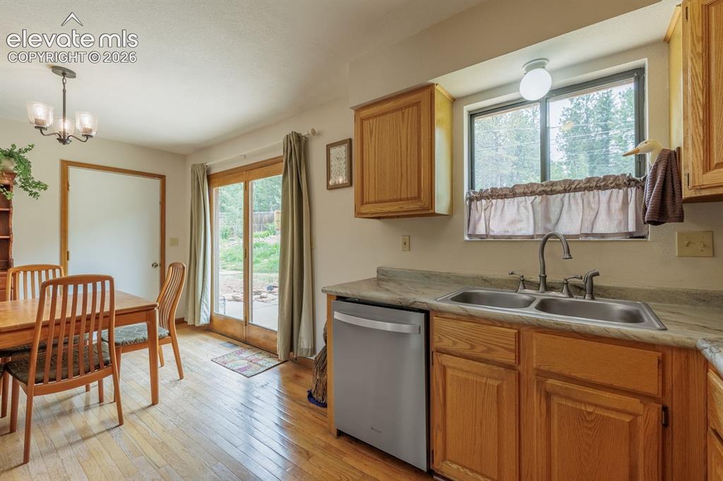 Image 14 of 32: Kitchen