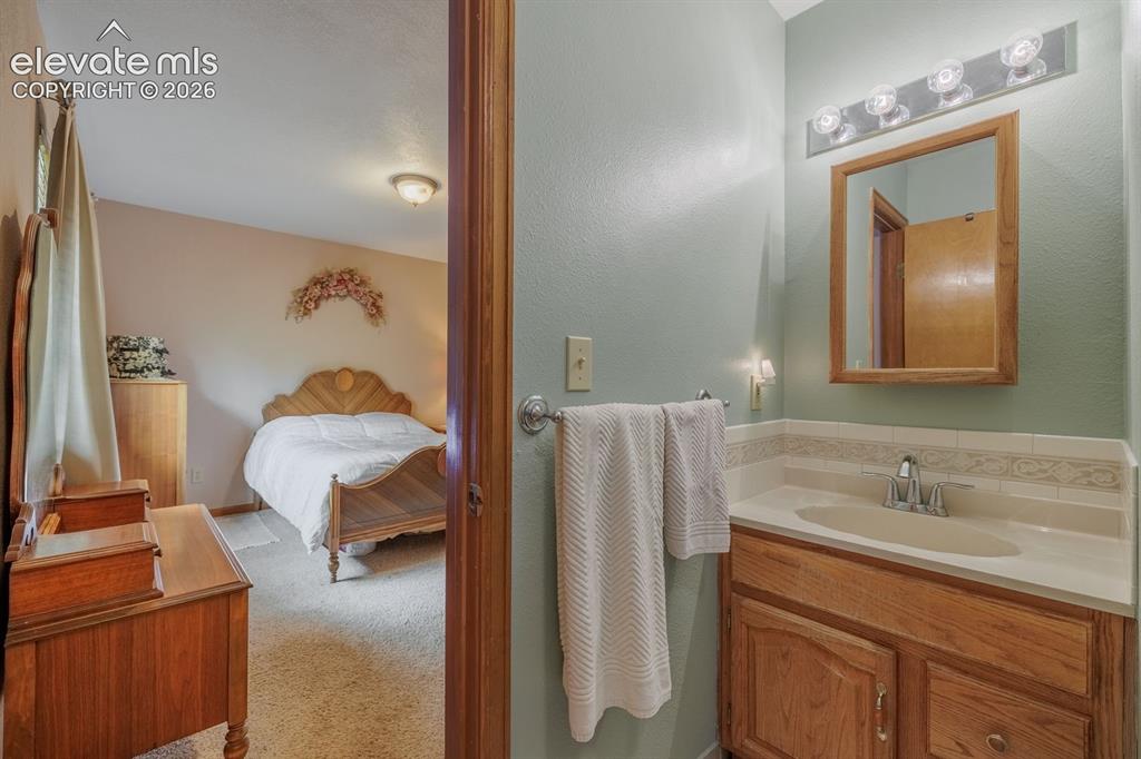 Image 19 of 32: Bathroom