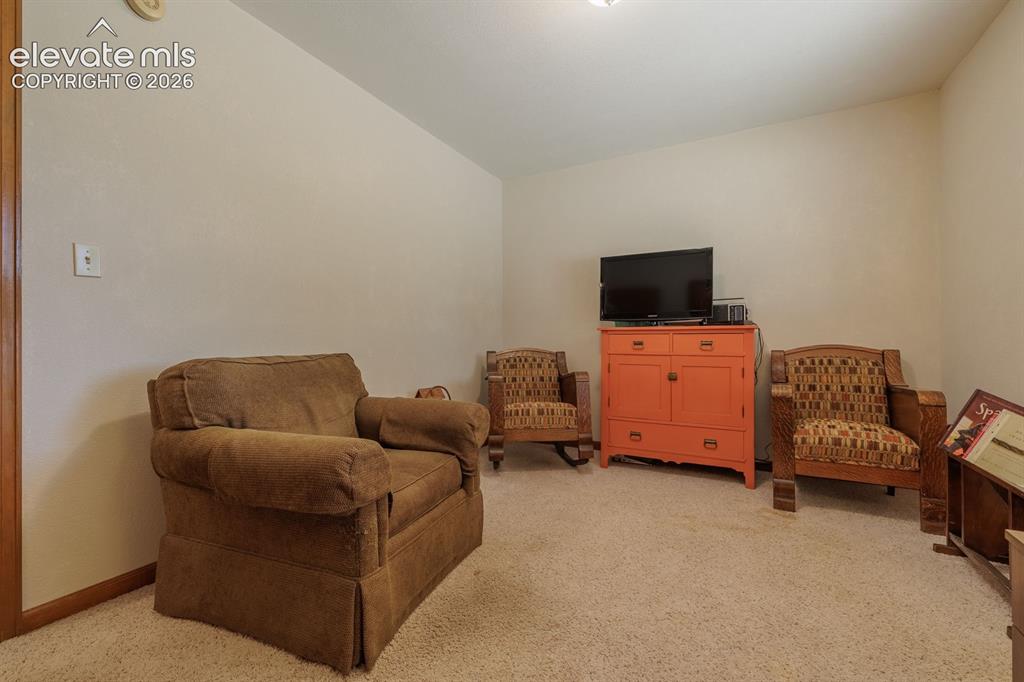Image 20 of 32: Sitting Room