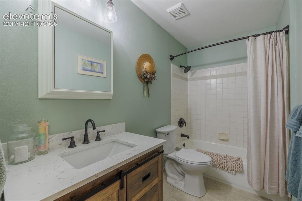 Image 24 of 32: Bathroom