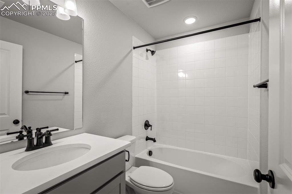 Image 23 of 30: Bathroom