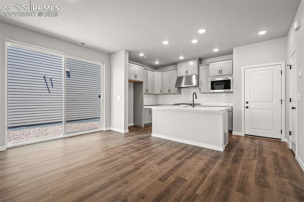 Image 3 of 30: Kitchen