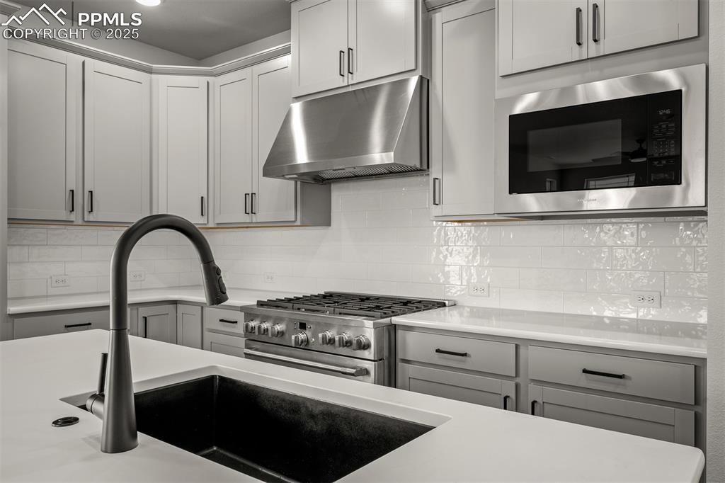 Image 6 of 30: Kitchen