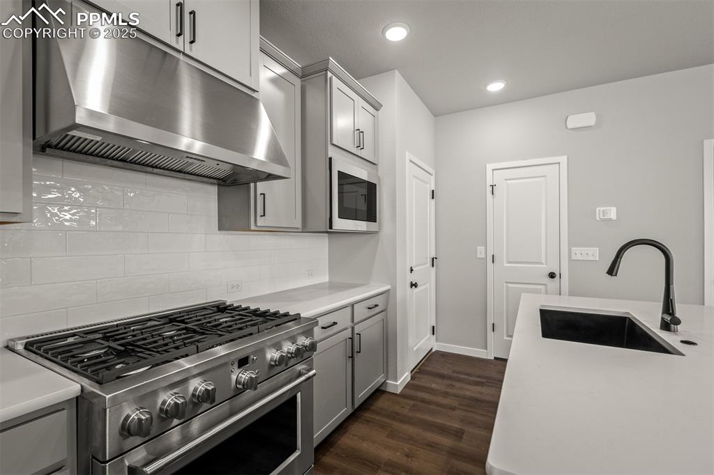 Image 7 of 30: Kitchen