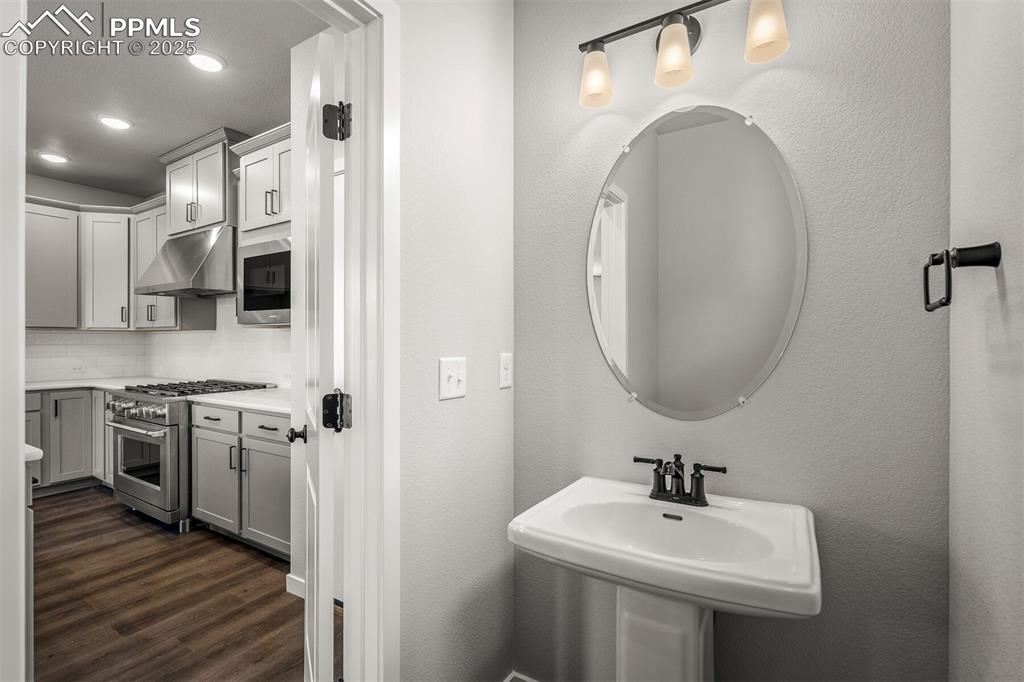 Image 9 of 30: Bathroom