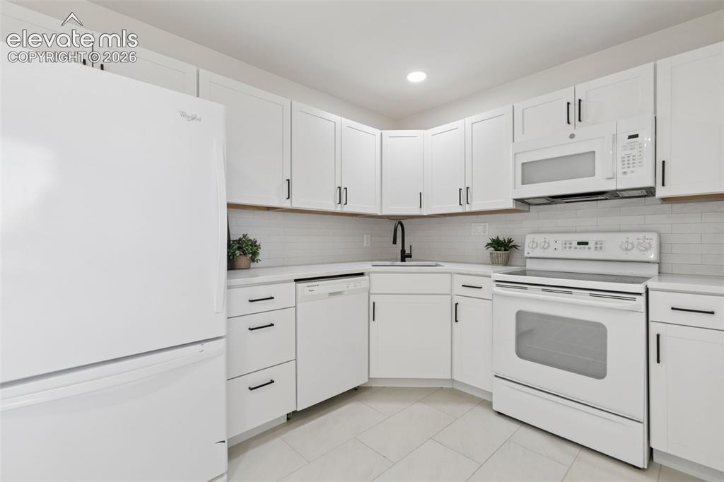 Image 11 of 38: Kitchen