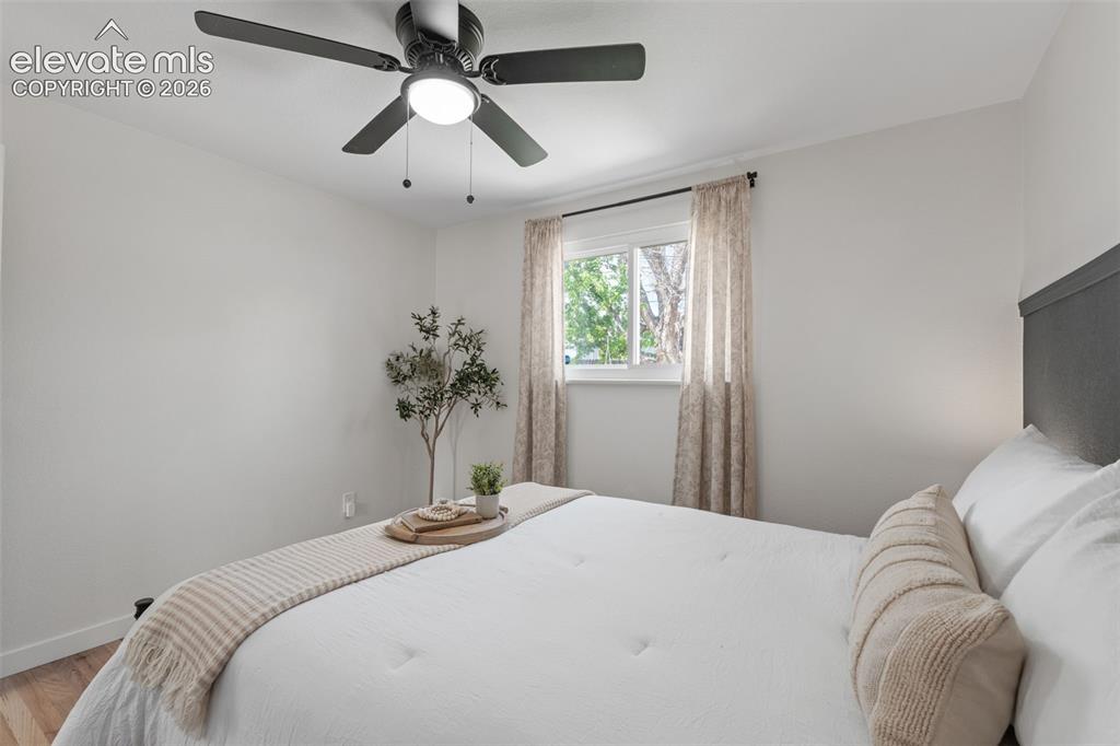 Image 16 of 50: Bedroom