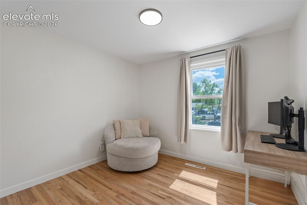 Image 17 of 50: Sitting Room