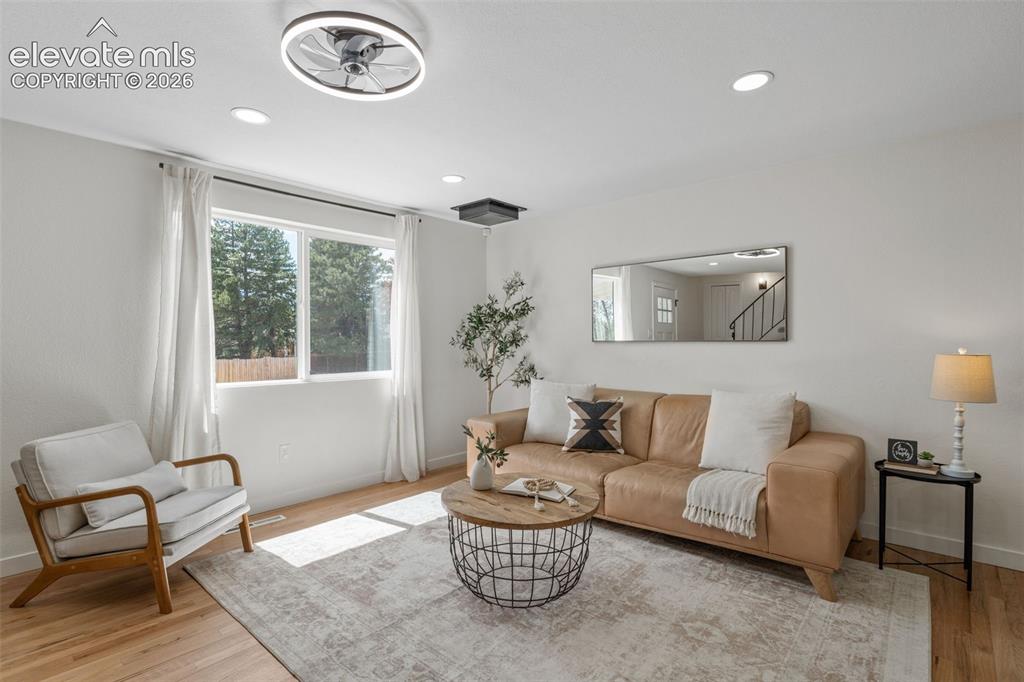 Image 8 of 50: Living Room
