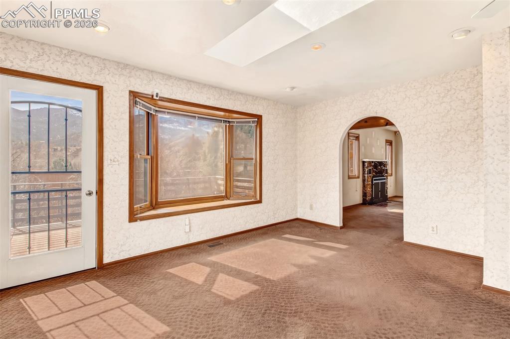 Image 10 of 50: Dining Room