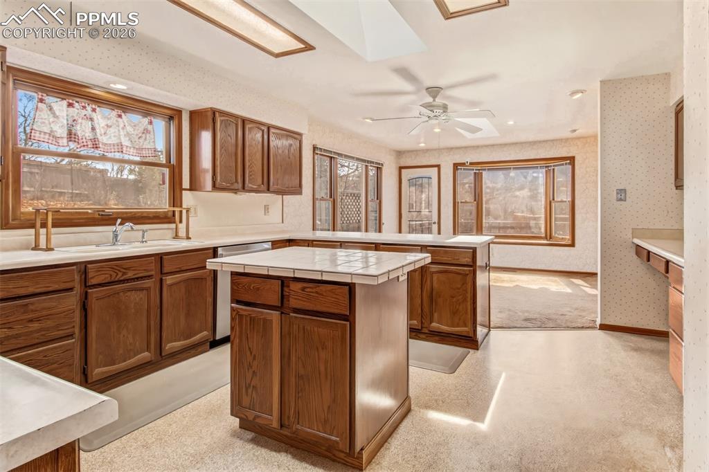 Image 12 of 50: Kitchen