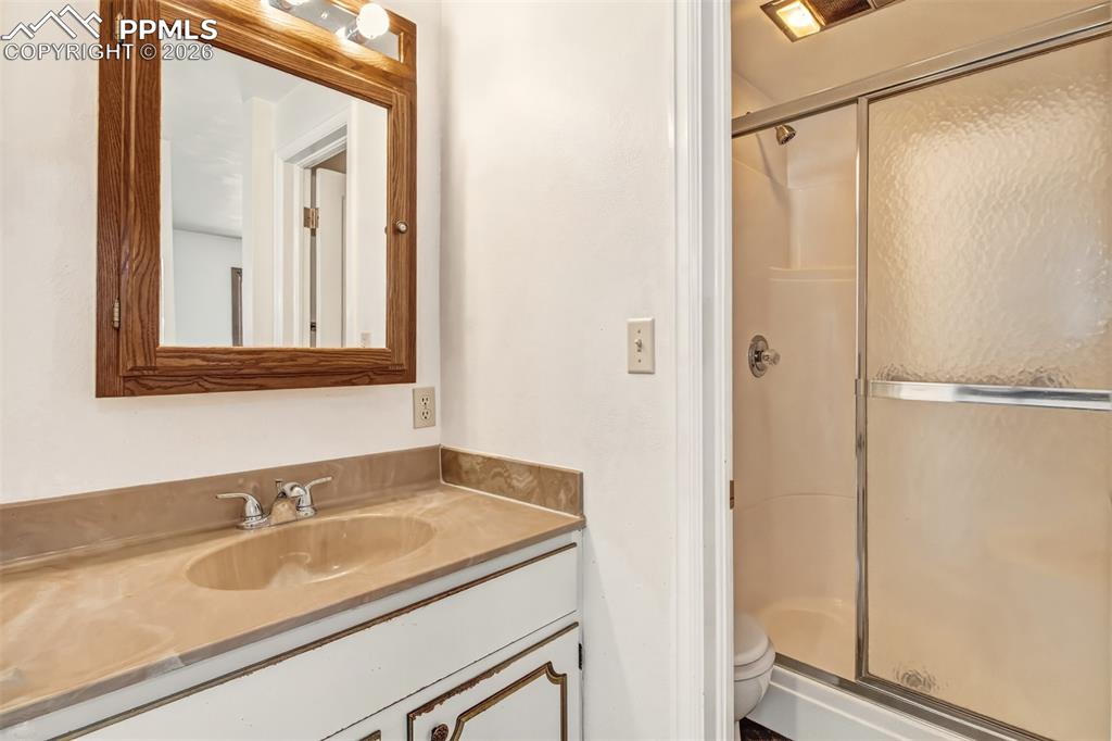 Image 16 of 50: Bathroom