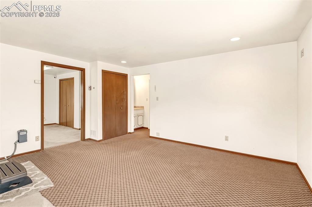 Image 18 of 50: Bedroom