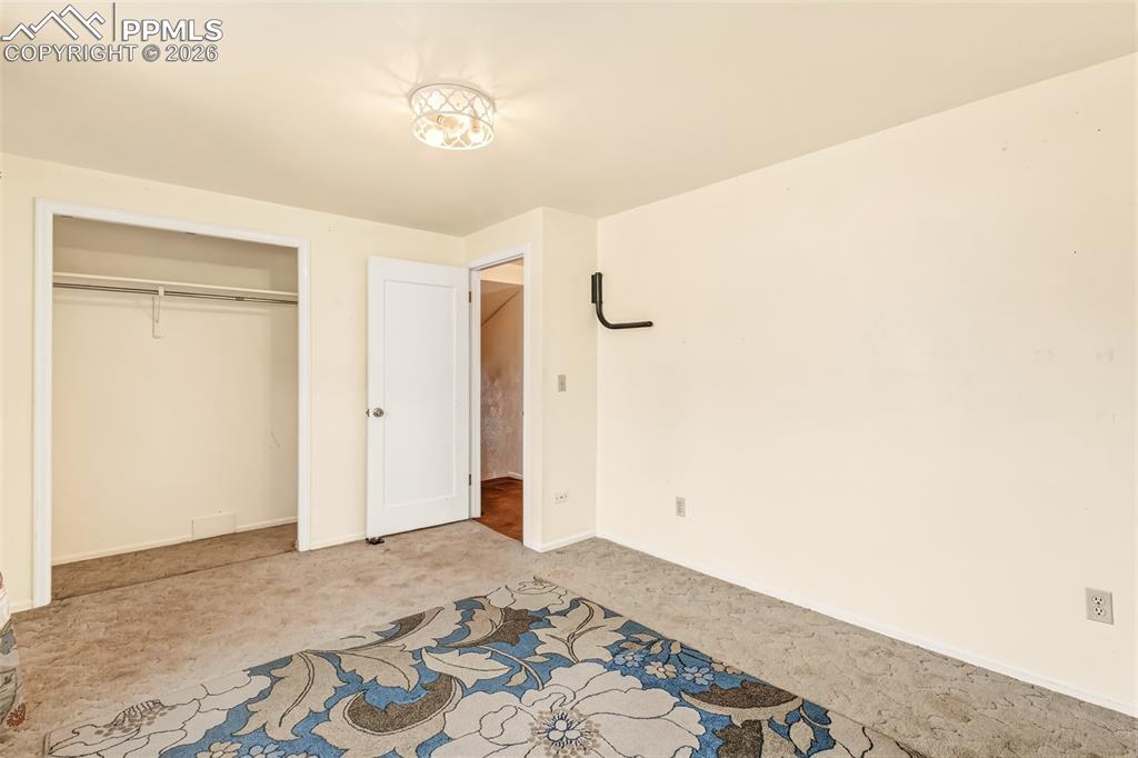 Image 23 of 50: Bedroom