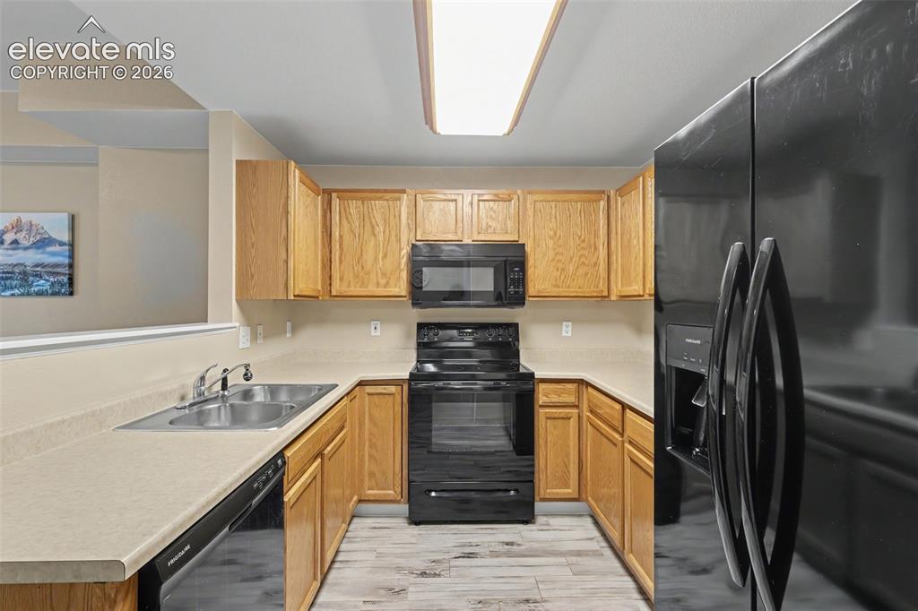 Image 13 of 37: Kitchen