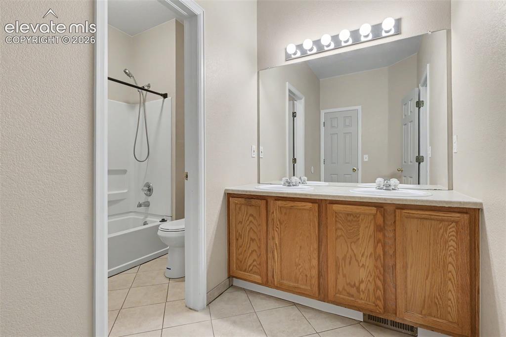 Image 26 of 37: Bathroom