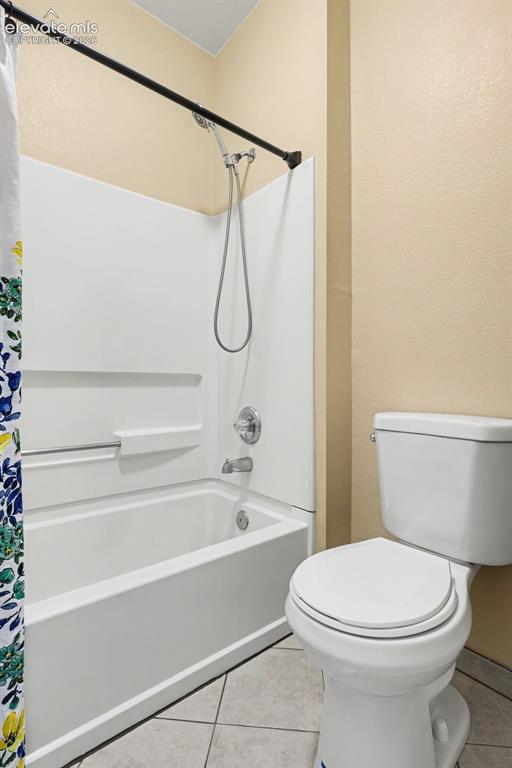Image 29 of 37: Bathroom