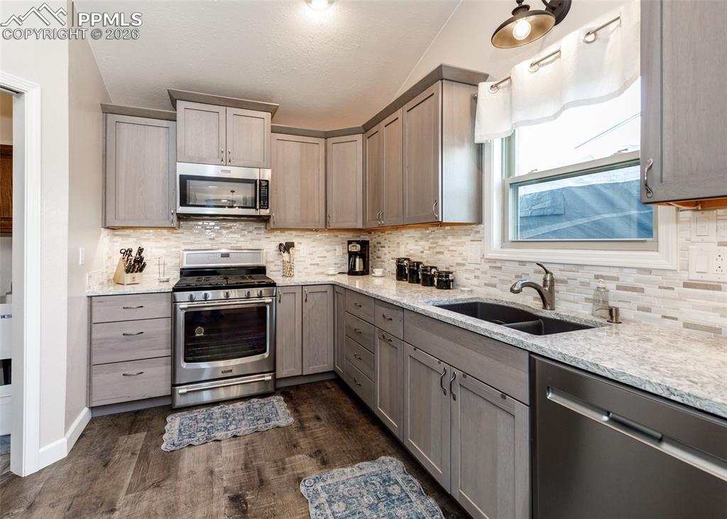 Image 14 of 45: Kitchen