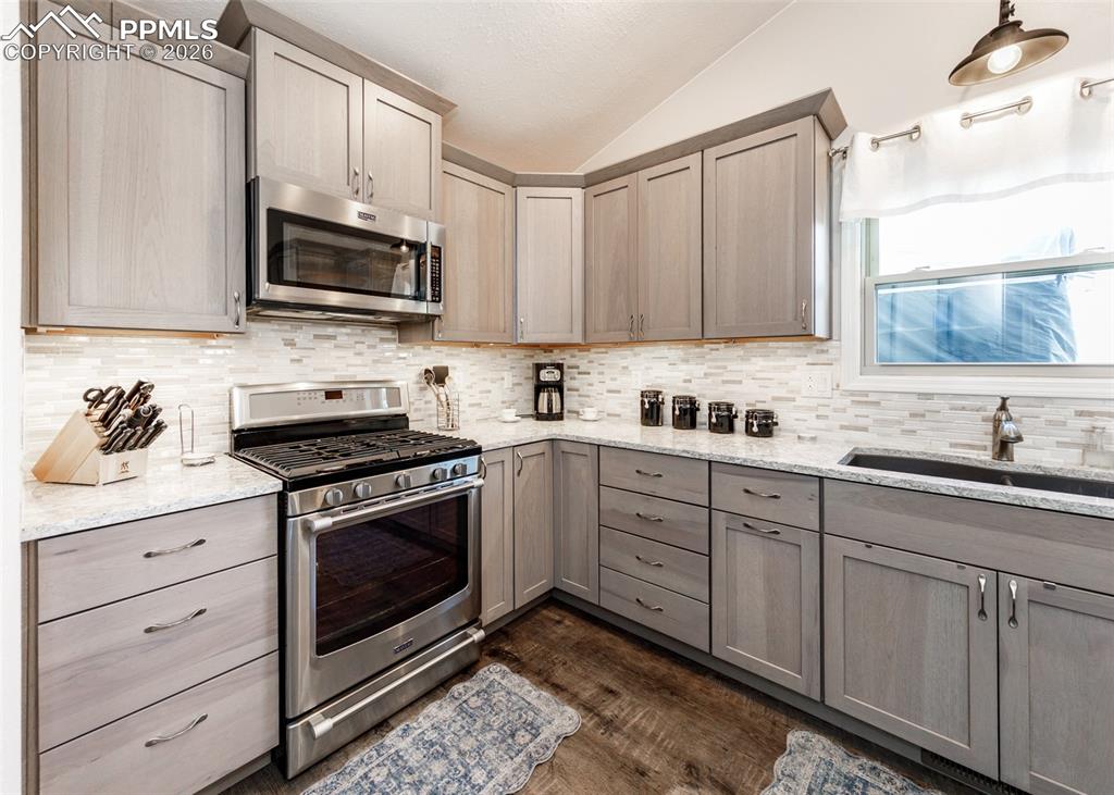 Image 15 of 45: Kitchen