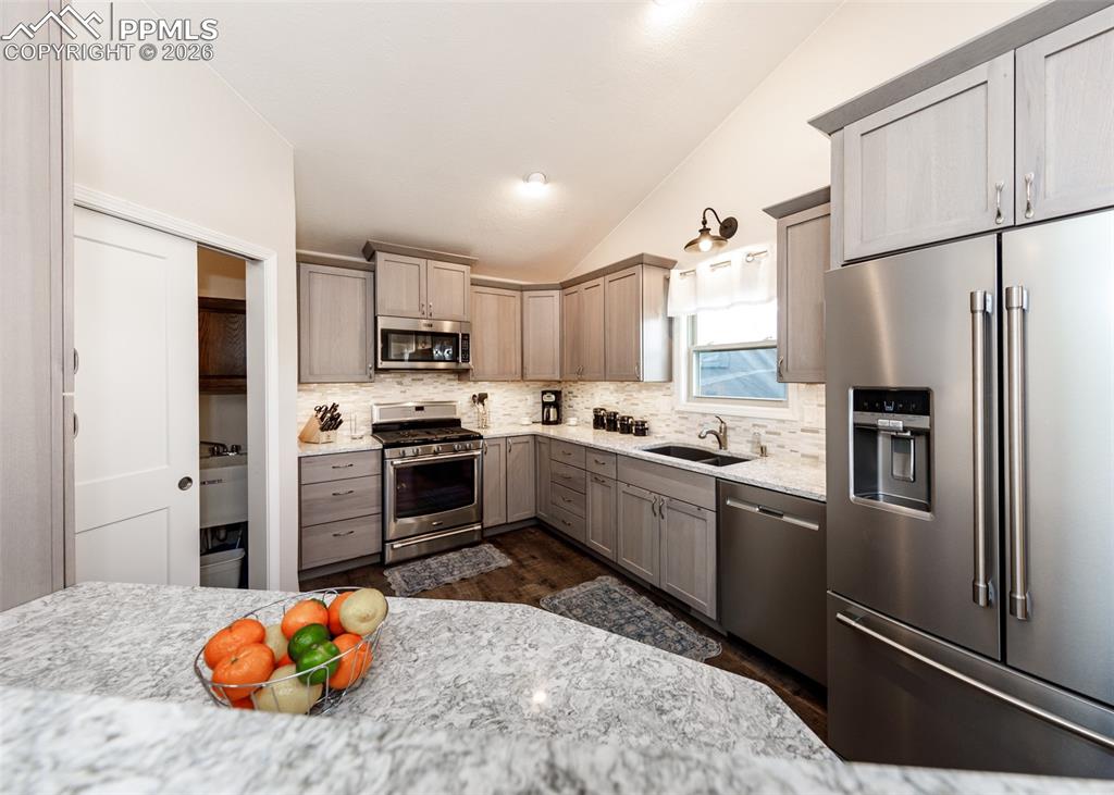 Image 18 of 45: Kitchen