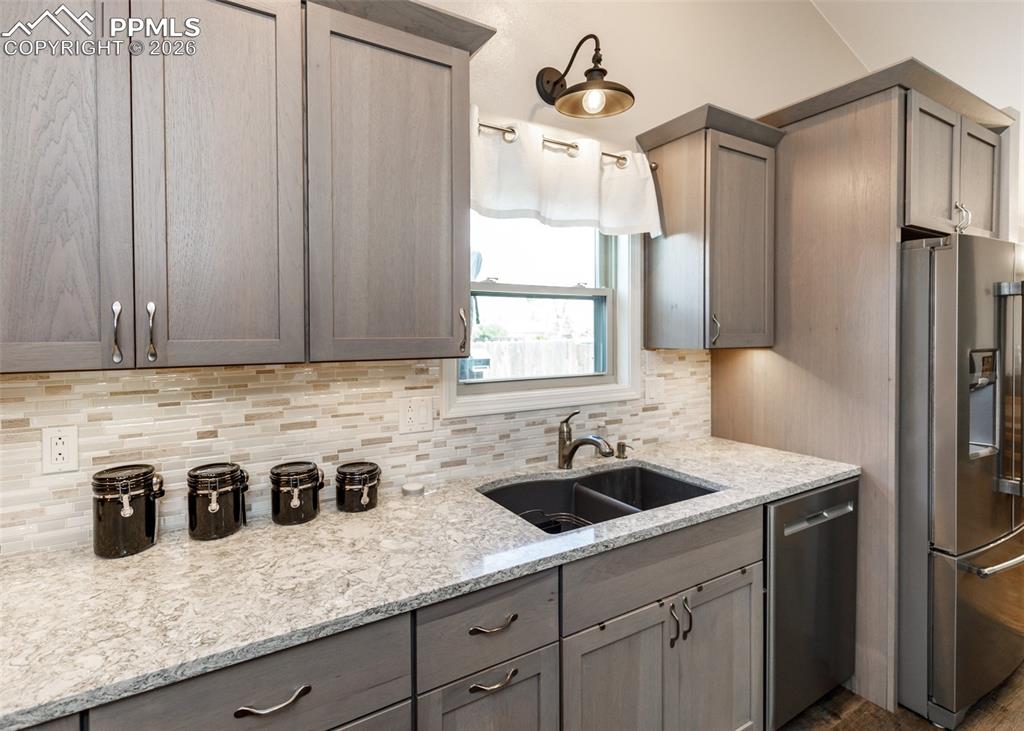 Image 19 of 45: Kitchen