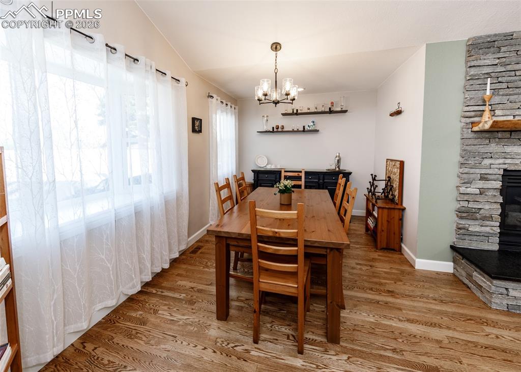 Image 20 of 45: Dining Area