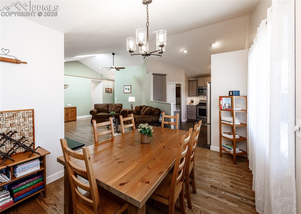 Image 21 of 45: Dining Area