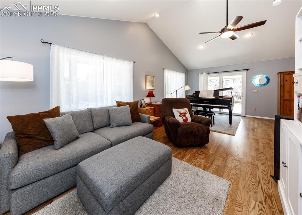 Image 25 of 45: Living Room