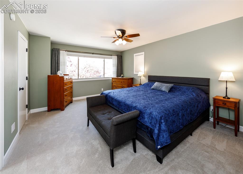 Image 27 of 45: Bedroom