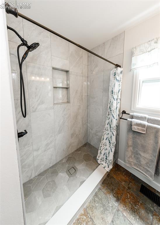 Image 31 of 45: Bathroom