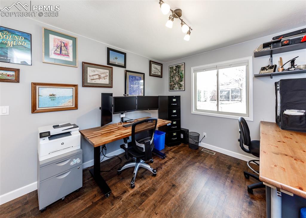 Image 34 of 45: Office