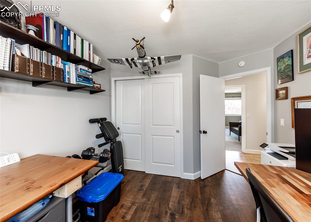 Image 35 of 45: Office