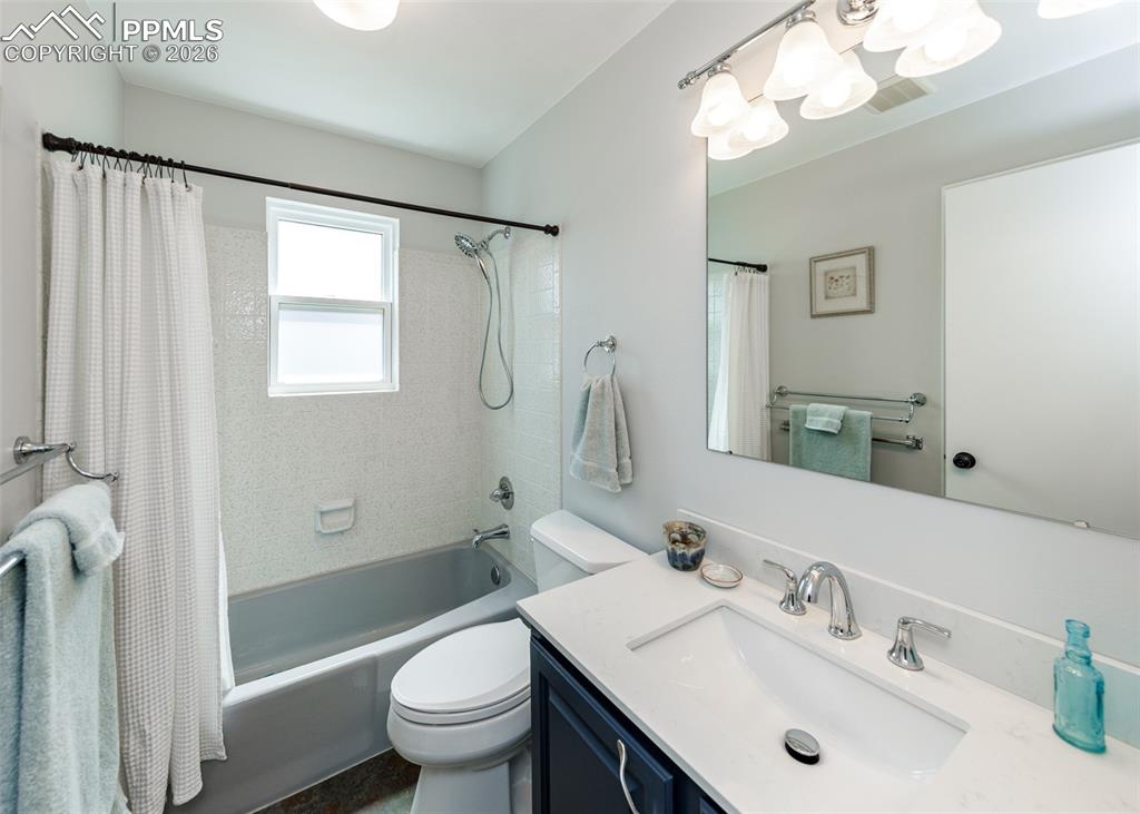 Image 36 of 45: Bathroom