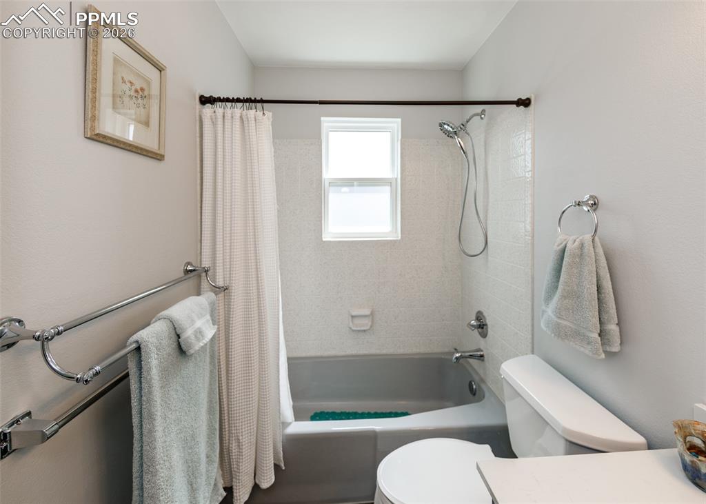 Image 37 of 45: Bathroom