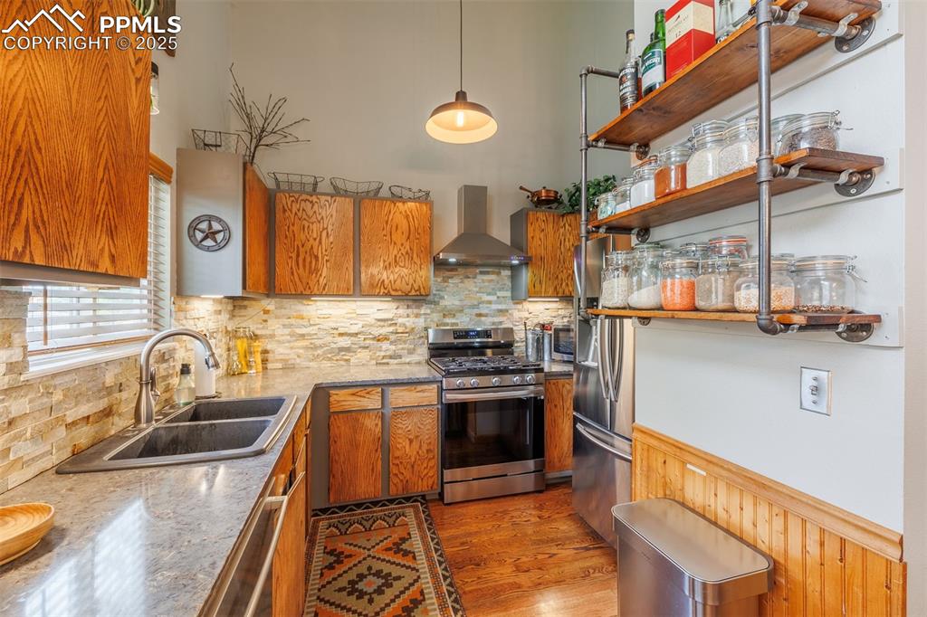 Image 6 of 16: Nicely updated kitchen