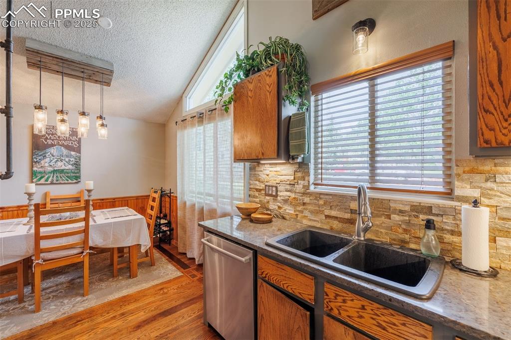 Image 7 of 16: Kitchen