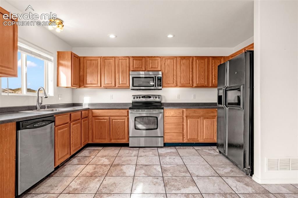 Image 9 of 35: Kitchen